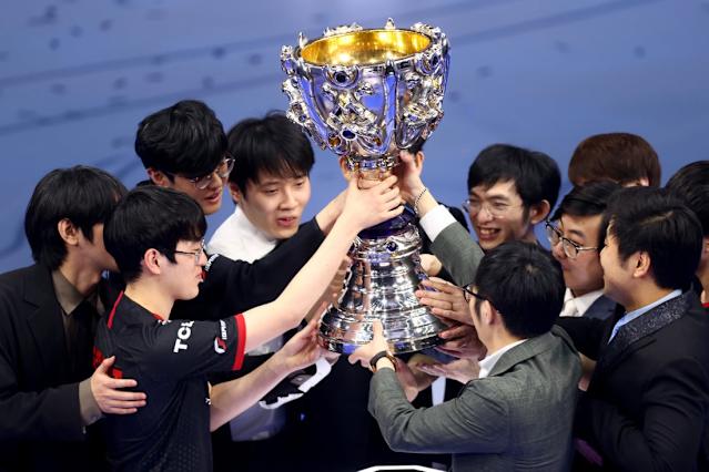 四年前的今天EDG在冰岛夺得S11冠军:目前仍是LPL最后一个S冠