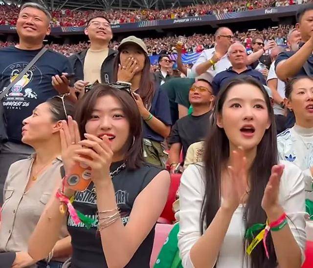 章泽天戴300万腕表看欧冠决赛,穿4万的香奈儿马甲,这是真老钱风